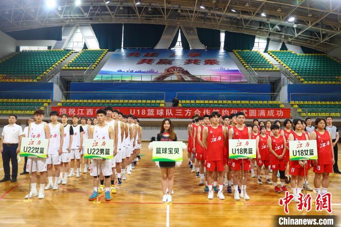 江西省體育局,、南昌大學(xué)、南昌市政府組建的江西省U22男籃,、U22女籃,、U18男籃、U18女籃等隊(duì)伍,。 劉占昆 攝